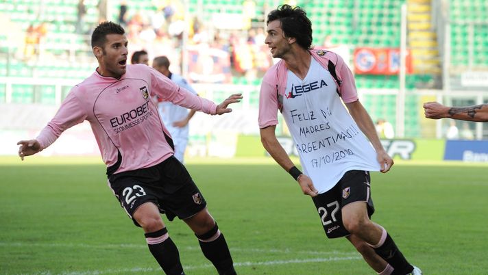 PALERMO, ITALY - OCTOBER 17:  Javier Pastore (R) of Palermo celebrates the opening goal with his team mate Antonio Nocerino (L) during the Serie A match between US Citta di Palermo and Bologna FC at Stadio Renzo Barbera on October 17, 2010 in Palermo, Italy.  (Photo by Tullio M. Puglia/Getty Images) 