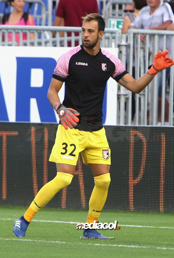  CAGLIARI, ITALY - AUGUST 12: Alberto Brignoli of Palermo in action  during the Coppa Italia match between Cagliari Calcio and US Citta di Palermo at  on August 12, 2018 in cagliari, Italy.  (Photo by Enrico Locci/Getty Images) 