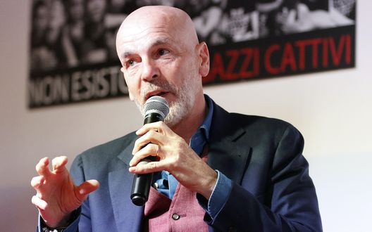 Stefano Pioli (allenatore AC Milan) all'incontro con i ragazzi del progetto 'Sport for Change' di 'Fondazione Milan' a Kayros | News (Getty Images) Pioli Fondazione Milan Sport for Change Kayros
