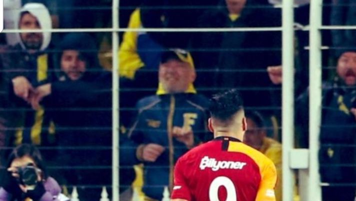 Rigore del 2-1: Falcao esulta davanti ai tifosi del Fenerbahce Rigore del 2-1: Falcao esulta davanti ai tifosi del Fenerbahce