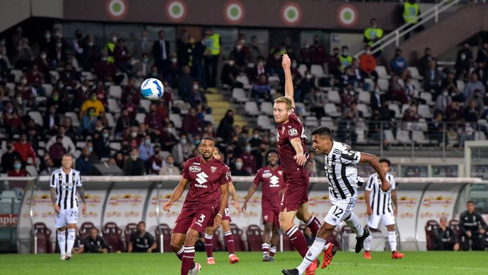 TURIN, ITALY - OCTOBER 02: Alex Sandro of Juventus in action against Tommaso Pobega of Torino FC during the Serie A match between Torino FC v Juventus at Stadio Olimpico di Torino on October 02, 2021 in Turin, Italy. (Photo by Daniele Badolato - Juventus FC/Juventus FC via Getty Images) Toro, appello pre-derby: Pobega e Belotti vogliono rispondere presente - immagine 1