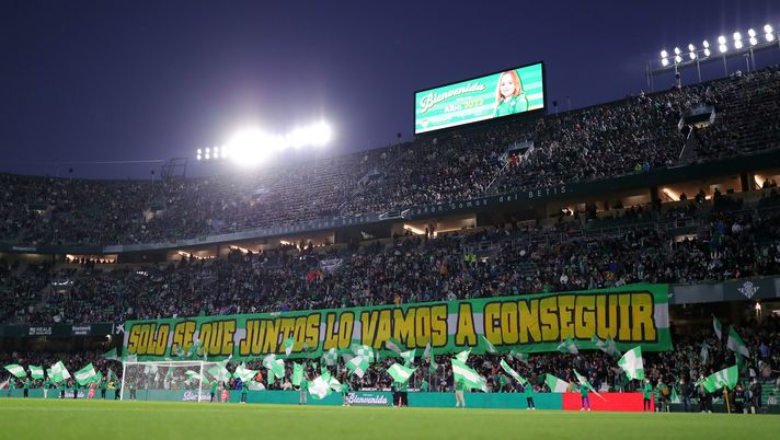 SEVILLE, SPAIN - DECEMBER 12: A general view inside the stadium as fans display banners in support of their side prior to the La Liga Santander match between Real Betis and Real Sociedad at Estadio Benito Villamarin on December 12, 2021 in Seville, Spain. (Photo by Fran Santiago/Getty Images) Copa del Rey, primo storico derby di Siviglia in gara unica: Joaquin “Ci divertiremo…” - immagine 1