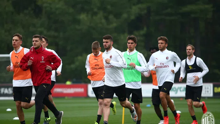 Un'immagine dell'allenamento del Milan a Milanello (credits: acmilan.com)