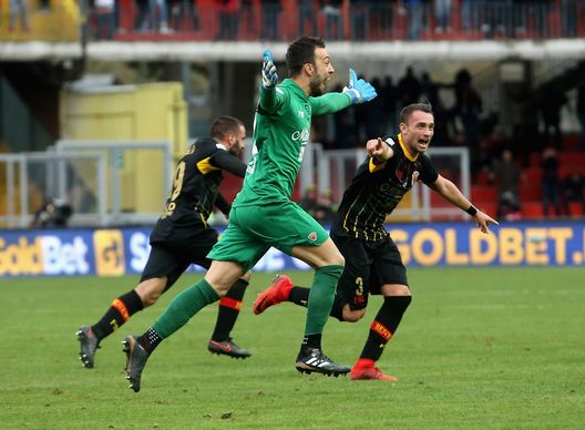 Alberto Brignoli festeggia il gol segnato al Milan Alberto Brignoli festeggia il gol segnato al Milan