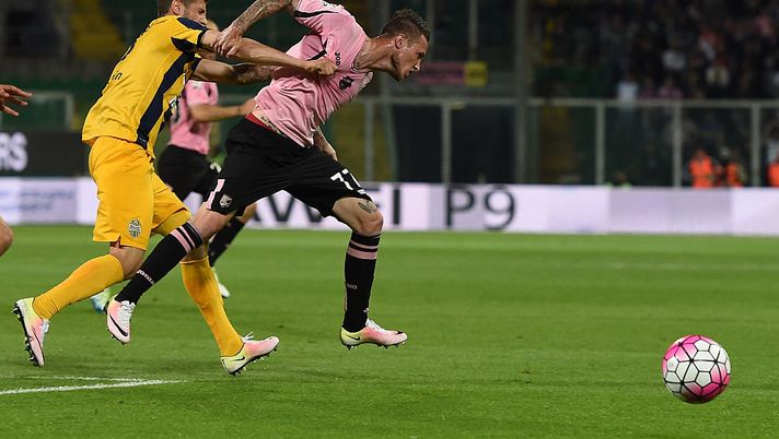 PALERMO, ITALY - MAY 15:  Michel Morganella (R) of Palermo and Pawel Wszolek of Hellas Verona fight for the ball during the Serie A match between US Citta di Palermo and Hellas Verona FC at Stadio Renzo Barbera on May 15, 2016 in Palermo, Italy.  (Photo by Tullio M. Puglia/Getty Images) 