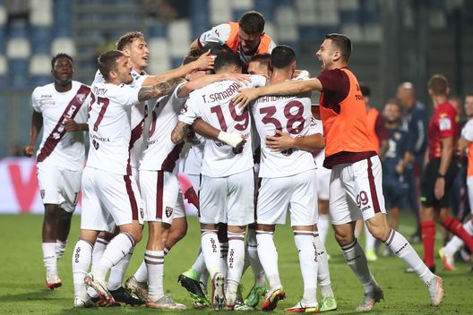 REGGIO NELL'EMILIA, ITALY - SEPTEMBER 17: Marko Pjaca of Torino FC celebrates after scoring the first goal for his team with his team-mates during the Serie A match between US Sassuolo and Torino FC at Mapei Stadium - Citta' del Tricolore on September 17, 2021 in Reggio nell'Emilia, Italy. (Photo by Marco Luzzani/Getty Images) REGGIO NELL'EMILIA, ITALY - SEPTEMBER 17: Marko Pjaca of Torino FC celebrates after scoring the first goal for his team with his team-mates during the Serie A match between US Sassuolo and Torino FC at Mapei Stadium - Citta' del Tricolore on September 17, 2021 in Reggio nell'Emilia, Italy. (Photo by Marco Luzzani/Getty Images)