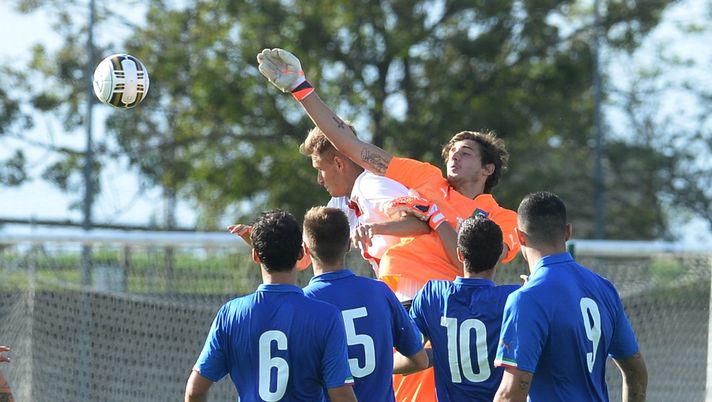 CAORLE, ITALY - OCTOBER 07: Wladimiro Falcone (C) goalkeeper of Italy U20 in action during the match between the Italy U20 v Poland U20 the 4 Nations Tournament at Stadio Giovanni Chiggiato on October 7, 2015 in Caorle, Italy. (Photo by Dino Panato/Getty Images) CAORLE, ITALY - OCTOBER 07: Wladimiro Falcone (C) goalkeeper of Italy U20 in action during the match between the Italy U20 v Poland U20 the 4 Nations Tournament at Stadio Giovanni Chiggiato on October 7, 2015 in Caorle, Italy. (Photo by Dino Panato/Getty Images)