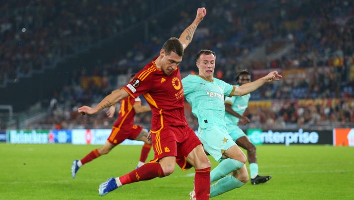 Tomáš Vlček, calciatore dello Slavia Praga, qui in contrasto con Andrea Belotti (getty images) Tomáš Vlček, calciatore dello Slavia Praga, qui in contrasto con Andrea Belotti (getty images)
