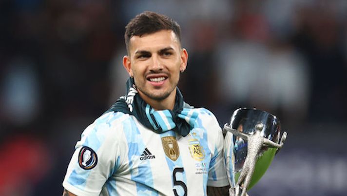 LONDON, ENGLAND - JUNE 01: Leandro Paredes of Argentina celebrates with the Finalissima trophy after their sides victory during the 2022 Finalissima match between Italy and Argentina at Wembley Stadium on June 01, 2022 in London, England. (Photo by Alex Pantling/Getty Images) Juve, la Gazzetta: “Paredes ora è a un passo! Il pacchetto con Milik è completo” - immagine 1