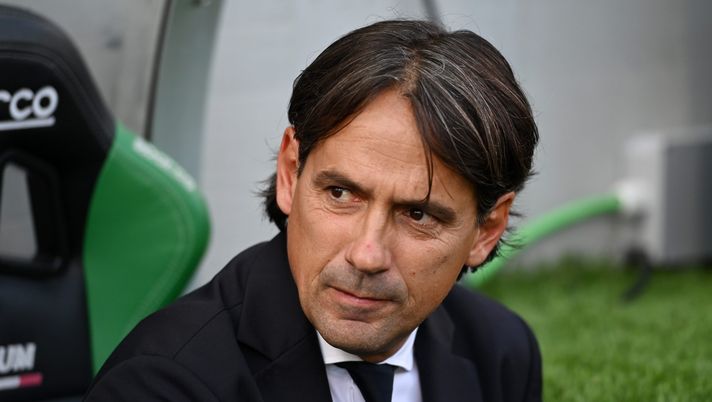 REGGIO NELL'EMILIA, ITALY - OCTOBER 08: Simone Inzaghi, Head Coach of FC Internazionale, looks on prior to kick off of the Serie A match between US Sassuolo and FC Internazionale at Mapei Stadium - Citta' del Tricolore on October 08, 2022 in Reggio nell'Emilia, Italy. (Photo by Alessandro Sabattini/Getty Images) Barcellona-Inter, Inzaghi spiazza tutti? Simone prepara una mossa a sorpresa - immagine 1