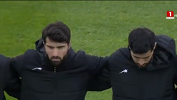 VIDEO / La protesta dei calciatori iraniani: giubbotti neri per coprire la maglia durante l’inno