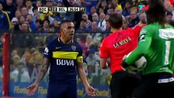 VIDEO / Ingenuità Tevez! Ammonito, insulta la sorella dell’arbitro: “Tr…”. Espulso”