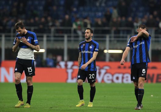 MILAN, ITALY - MARCH 19: Francesco Acerbi, Hakan Calhanoglu and Stefan De Vrij of FC Internazionale react at the end of the Serie A match between FC Internazionale and Juventus at Stadio Giuseppe Meazza on March 19, 2023 in Milan, Italy. (Photo by Emilio Andreoli - Inter/Inter via Getty Images) Calhanoglu, domani i primi esami: già deciso se ci sarà con la Fiorentina- immagine 2