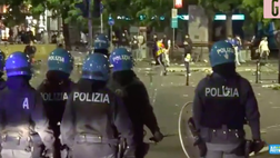 VIDEO Inter, prosegue la festa dopo il coprifuoco: la polizia interviene con agenti antisommossa