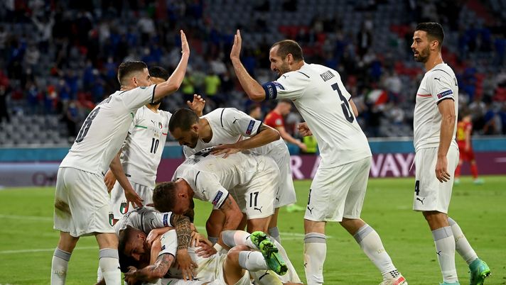 MUNICH, GERMANY - JULY 02: Nicolo Barella of Italy celebrates with team mates after scoring their side's first goal during the UEFA Euro 2020 Championship Quarter-final match between Belgium and Italy at Football Arena Munich on July 02, 2021 in Munich, Germany. (Photo by Christof Stache - Pool/Getty Images) MUNICH, GERMANY - JULY 02: Nicolo Barella of Italy celebrates with team mates after scoring their side's first goal during the UEFA Euro 2020 Championship Quarter-final match between Belgium and Italy at Football Arena Munich on July 02, 2021 in Munich, Germany. (Photo by Christof Stache - Pool/Getty Images)
