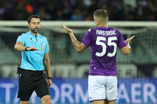 FLORENCE, ITALY - AUGUST 18: Daniel Stefanski referee gestures during the UEFA Europa Conference League 2022/23 Play-offs First Leg match between ACF Fiorentina and FC Twente at Artemio Franchi on August 18, 2022 in Florence, Italy. (Photo by Gabriele Maltinti/Getty Images) Fiorentina-Corsi, asse caldo: la voglia di Bajrami e quel no per un difensore- immagine 2