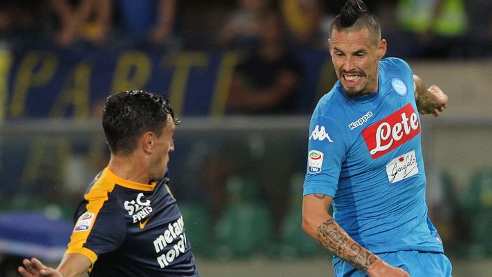 VERONA, ITALY - AUGUST 19:  Marek Hamsik (R) of SSC Napoli is challenged by Alex Ferrari (L) of Hellas Verona during the Serie A match between Hellas Verona and SSC Napoli at Stadio Marcantonio Bentegodi on August 19, 2017 in Verona, Italy.  (Photo by Marco Luzzani/Getty Images) 