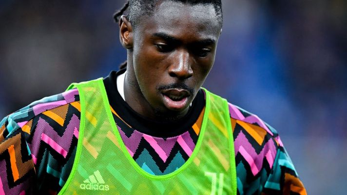 GENOA, ITALY - MAY 6: Moise Kean of Juventus looks on during his warm-up session prior to kick-off in the Serie A match between Genoa CFC and Juventus at Stadio Luigi Ferraris on April 30, 2022 in Genoa, Italy. (Photo by Getty Images) Juve, almeno due giornate di squalifica per Kean dopo la follia con la Roma - immagine 1