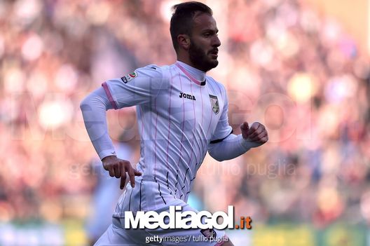 Alberto Gilardino contro il Genoa al Ferraris. 
