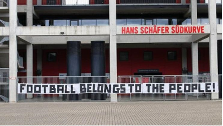 Colonia, striscioni eloquenti allo stadio 