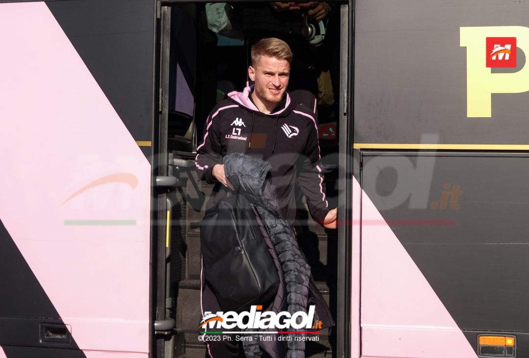 FOTO Palermo, i rosanero ritornano a Palermo dopo il la trasferta a Genova (Gallery) - immagine 7