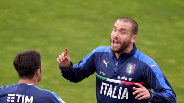 FLORENCE, ITALY - MAY 19:  Lorenzo De Silvestri (R) reacts during the Italy training session at the club's training ground at Coverciano on May 19, 2016 in Florence, Italy.  (Photo by Claudio Villa/Getty Images) 