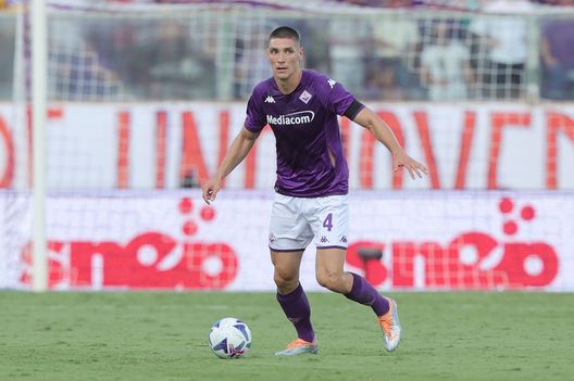 FLORENCE, ITALY - AUGUST 14: Nikola Milenkovic of ACF Fiorentina in action during the Serie A match between ACF Fiorentina and US Cremonese at Stadio Artemio Franchi on August 14, 2022 in Florence, Italy. (Photo by Gabriele Maltinti/Getty Images) Milenkovic in Fiorentina-Cremonese