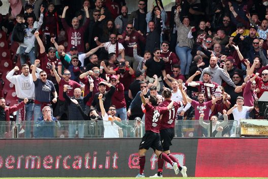 SALERNO, ITALY - APRIL 24: Milan Djuric of US Salernitana celebrates after scoring the 1-0 goal during the Serie A match between US Salernitana and ACF Fiorentina at Stadio Arechi on April 24, 2022 in Salerno, Italy. (Photo by Francesco Pecoraro/Getty Images) SALERNO, ITALY - APRIL 24: Milan Djuric of US Salernitana celebrates after scoring the 1-0 goal during the Serie A match between US Salernitana and ACF Fiorentina at Stadio Arechi on April 24, 2022 in Salerno, Italy. (Photo by Francesco Pecoraro/Getty Images)