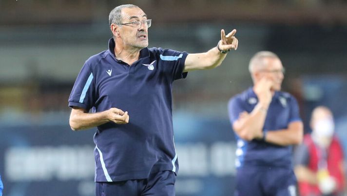 EMPOLI, ITALY - AUGUST 21: Maurizio Sarri manager of SS Lazio gestures during the Serie A match between Empoli FC v SS Lazio at Stadio Carlo Castellani on August 21, 2021 in Empoli, Italy. (Photo by Gabriele Maltinti/Getty Images) Sarri: “Lazzari, velocità strepitosa! Il quinto può farlo con la sigaretta e deve capire…” - immagine 1
