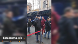 VIDEO – Roma in partenza per Salerno: foto e autografi per De Rossi, Dybala e Lukaku