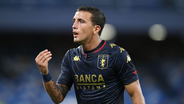 NAPLES, ITALY - SEPTEMBER 27: Luca Pellegrini of Genoa CFC during the Serie A match between SSC Napoli and Genoa CFC at Stadio San Paolo on September 27, 2020 in Naples, Italy. (Photo by Francesco Pecoraro/Getty Images) Genoa, anche Sturaro salta il derby: tre assenti certi. Le novità per Pellegrini e Bani - immagine 1