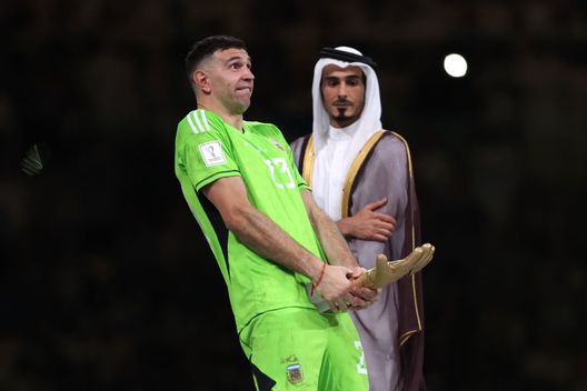 LUSAIL CITY, QATAR - DECEMBER 18: Emiliano Martinez of Argentina poses for a photo with the adidas Golden Glove trophy during the award ceremony following the FIFA World Cup Qatar 2022 Final match between Argentina and France at Lusail Stadium on December 18, 2022 in Lusail City, Qatar. (Photo by Clive Brunskill/Getty Images) Argentina, festeggiamenti nel mirino: la FIFA apre un procedimento disciplinare - immagine 1