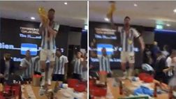 VIDEO Argentina, Messi incontenibile: balla sul tavolo con la Coppa del Mondo