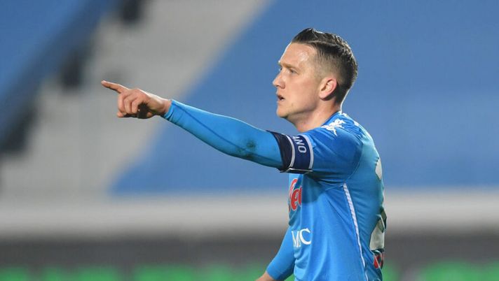 BERGAMO, ITALY - FEBRUARY 21: Piotr Zielinski of SSC Napoli celebrates after scoring his team's first goal during the Serie A match between Atalanta BC and SSC Napoli at Gewiss Stadium on February 21, 2021 in Bergamo, Italy. Sporting stadiums around Italy remain under strict restrictions due to the Coronavirus Pandemic as Government social distancing laws prohibit fans inside venues resulting in games being played behind closed doors. (Photo by Valerio Pennicino/Getty Images) Napoli, la Gazzetta: “Zielinski non sarà titolare, sale Politano e ok Insigne: le scelte” - immagine 1