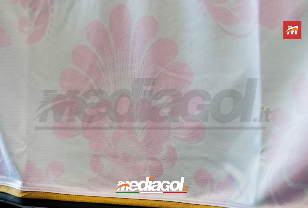 FOTO PALERMO, al via la vendita delle maglie del Palermo 22/23 (Gallery) - immagine 11