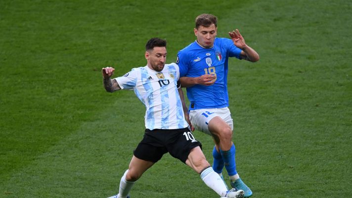 LONDON, ENGLAND - JUNE 01: Lionel Messi of Argentina is challenged by Nicolo Barella of Italy during the 2022 Finalissima match between Italy and Argentina at Wembley Stadium on June 01, 2022 in London, England. (Photo by Justin Setterfield/Getty Images) ITALIA KO