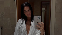 Natalie, scatto bollente in accappatoio. Lady Zarate fa sognare il web col suo décolleté