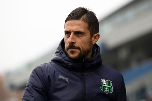 REGGIO NELL'EMILIA, ITALY - NOVEMBER 21: Alessio Dionisi head coach of US Sassuolo looks on prior to the Serie A match between US Sassuolo and Cagliari Calcio at Mapei Stadium - Citta' del Tricolore on November 21, 2021 in Reggio nell'Emilia, Italy. (Photo by Alessandro Sabattini/Getty Images) Bajrami, concorrenza del Sassuolo? Dionisi ne parla così in conferenza- immagine 2