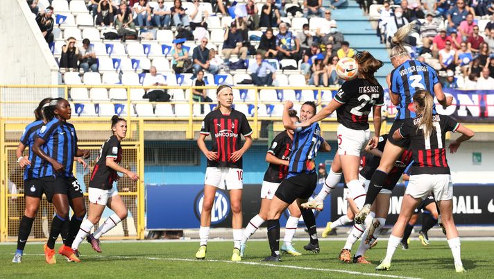 SESTO SAN GIOVANNI, ITALY - OCTOBER 15: Stefanie Van Der Gragt #3 of FC Internazionale scores the opening goal during the Serie A Timvision match between FC Internazionale Women and AC Milan Women at Stadio Breda on October 15, 2022 in Sesto San Giovanni, Italy. (Photo by Marco Luzzani/Getty Images) DERBY INTER WOMEN-MILAN 4-0