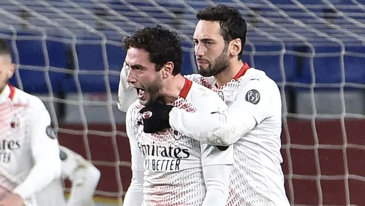 Davide Calabria (difensore AC Milan) esulta con Hakan Calhanoglu per il suo gol in Genoa-Milan 2-2 (Serie A 2020-2021) | AC Milan News (Getty Images)