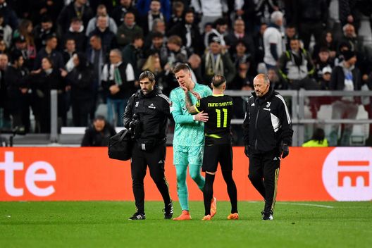 Getty Images Juve: Malore in campo, Szczesny si tocca il petto e poi esce in lacrime- immagine 2