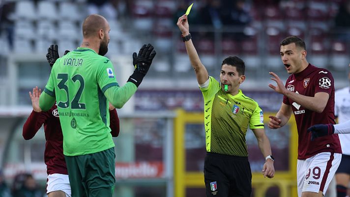 TURIN, ITALY - DECEMBER 12: Alessandro Buongiorno of Torino FC reacts as Vanja Milinkovic-Savic of Torino FC is shown a yellow card by the referee Federico Dionisi for a foul on Nicola Sansone of Bologna FC which lead to a penalty for the visitors during the Serie A match between Torino FC and Bologna FC at Stadio Olimpico di Torino on December 12, 2021 in Turin, Italy. (Photo by Jonathan Moscrop/Getty Images) TURIN, ITALY - DECEMBER 12: Alessandro Buongiorno of Torino FC reacts as Vanja Milinkovic-Savic of Torino FC is shown a yellow card by the referee Federico Dionisi for a foul on Nicola Sansone of Bologna FC which lead to a penalty for the visitors during the Serie A match between Torino FC and Bologna FC at Stadio Olimpico di Torino on December 12, 2021 in Turin, Italy. (Photo by Jonathan Moscrop/Getty Images)