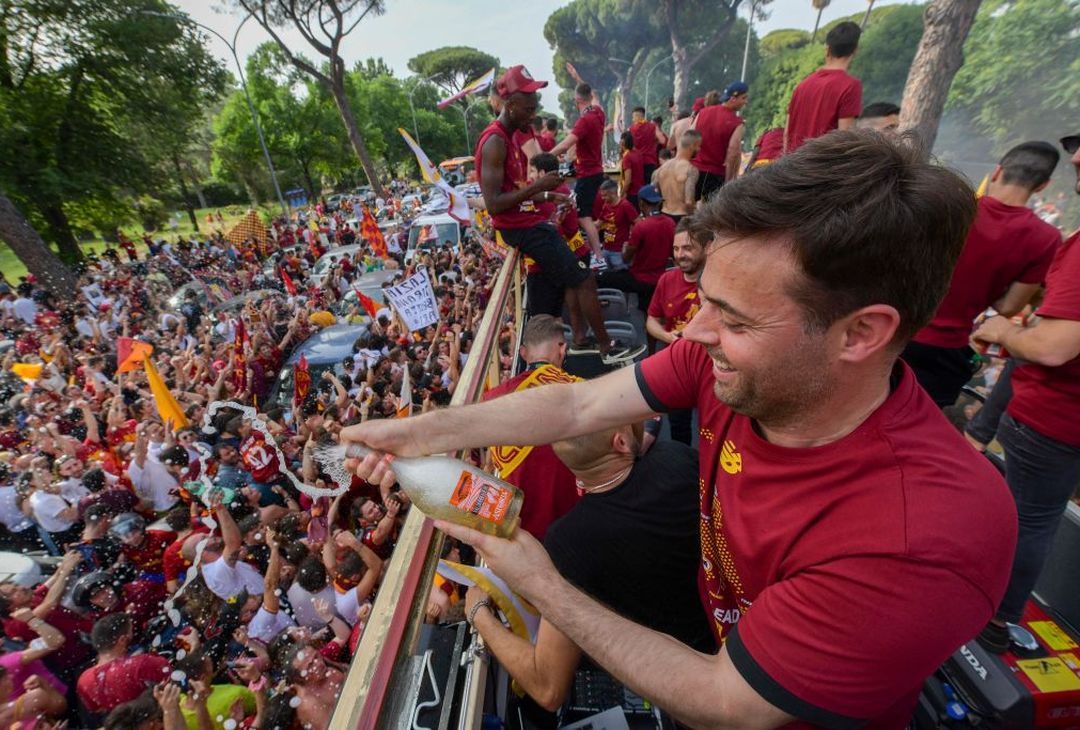 Roma, il popolo giallorosso in festa visto dal pullman della squadra – FOTO GALLERY - immagine 43