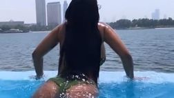 VIDEO / Fanny Neguesha esce dalla piscina: il suo lato b fa impazzire i follower