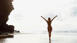 Sarah Kohan incendia il web: foto di spalle in riva al mare, che lato B!