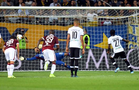 PARMA, ITALY - SEPTEMBER 30: Gervinho of Parma Calcio misses a penality during the Serie A match between Parma Calcio and Torino FC at Stadio Ennio Tardini on September 30, 2019 in Parma, Italy. (Photo by Alessandro Sabattini/Getty Images) PARMA, ITALY - SEPTEMBER 30: Gervinho of Parma Calcio misses a penality during the Serie A match between Parma Calcio and Torino FC at Stadio Ennio Tardini on September 30, 2019 in Parma, Italy. (Photo by Alessandro Sabattini/Getty Images)