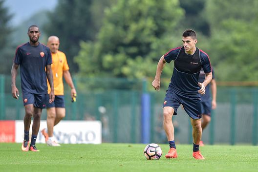 TRENTO, ITALY - JULY 10: Diego Perotti of AS Roma during an AS Roma training session on July 10, 2016 in Pinzolo near Trento, Italy. (Photo by Luciano Rossi/AS Roma via Getty Images) TRENTO, ITALY - JULY 10: Diego Perotti of AS Roma during an AS Roma training session on July 10, 2016 in Pinzolo near Trento, Italy. (Photo by Luciano Rossi/AS Roma via Getty Images)
