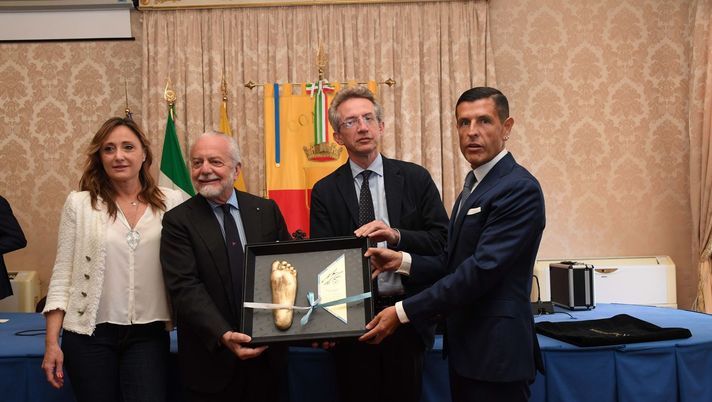 De Laurentiis: “Aggiusteremo lo stadio, diventerà bello! Ma non possiamo eliminare la mafia” De Laurentiis: “Aggiusteremo lo stadio, diventerà bello! Ma non possiamo eliminare la mafia” - immagine 1