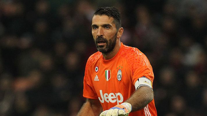 MILAN, ITALY - OCTOBER 22: Gianluigi Buffon of Juventus FC directs his defense during the Serie A match between AC Milan and Juventus FC at Stadio Giuseppe Meazza on October 22, 2016 in Milan, Italy. (Photo by Marco Luzzani/Getty Images) Juve, Buffon smaltisce la febbre e torna in gruppo! Alex Sandro e Bonucci… - immagine 1