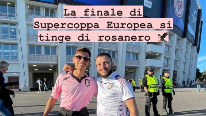 FOTO Palermo, due tifosi allo stadio Olimpico di Helsinki per la Supercoppa Europea Palermo